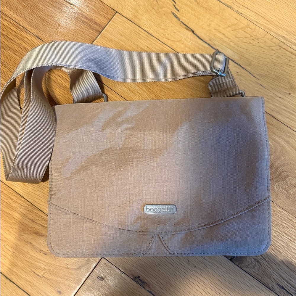Baggallini crossbody bag like new in beige